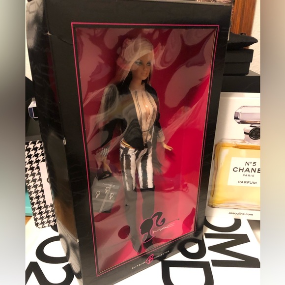 MAC Cosmetics Barbie Doll Gold Label BNIB brand new in box! Mattel - Picture 4 of 8
